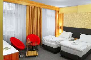 Отель Hotel Przy Baszcie Легница Двухместный номер с 2 отдельными кроватями-8