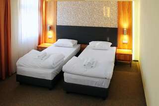 Отель Hotel Przy Baszcie Легница Двухместный номер с 2 отдельными кроватями-9