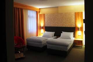 Отель Hotel Przy Baszcie Легница Двухместный номер с 2 отдельными кроватями-11